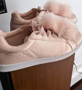 Steve Madden girl pink Removable Pom pom for sneakers 9.5 lace up   Madden Girl